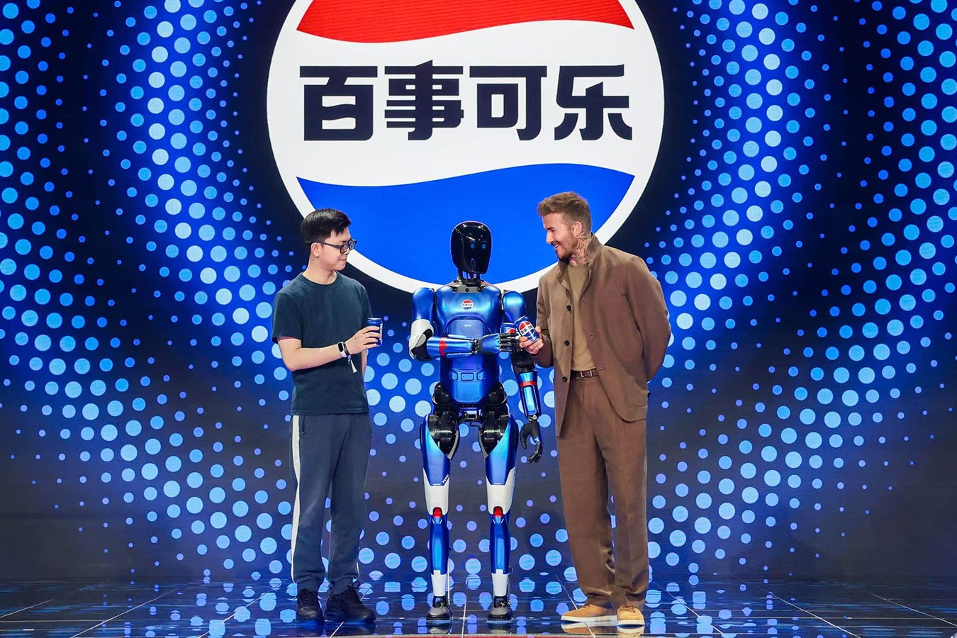 智元机器人携手百事中国共创“百事蓝宝” 共燃渴望新章